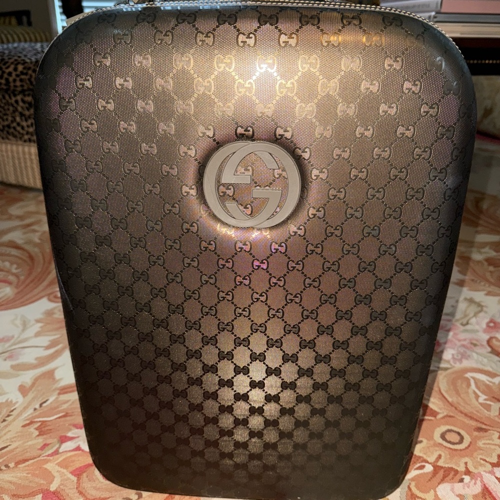 GUCCI HARD SHELL CARRY ON ROLLER LUGGAGE with lock/ key and GUCCI certificate.